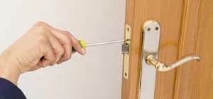 Affordable Locksmith Services Springfield, MA 413-306-3576 - trunk-unlock-01